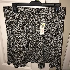 Black and white knitted skirt (part of a set)